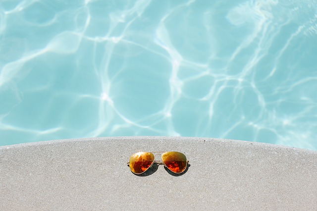 sluneční brýle u bazénu.jpg