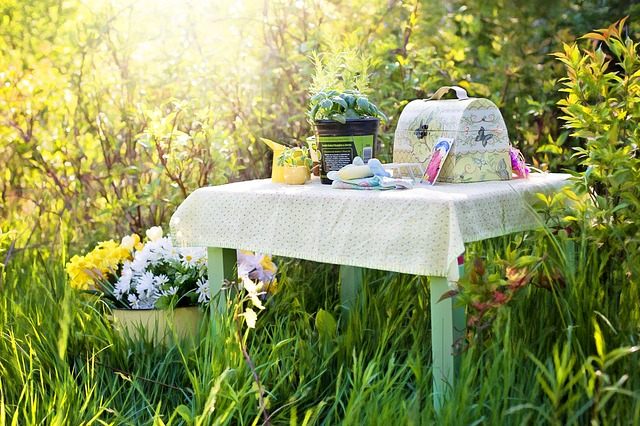 stolek na zahradě